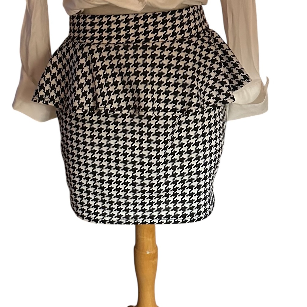 Sensational Collection Black and White Houndstooth Mini Skirt with Ruffle